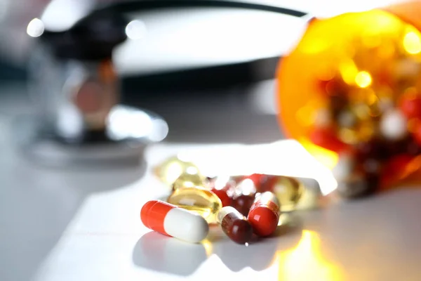 Tablety roztroušených na stole — Stock fotografie