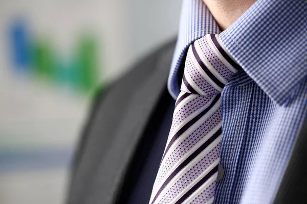 Obchodní muž v černém obleku set kravata closeup — Stock fotografie