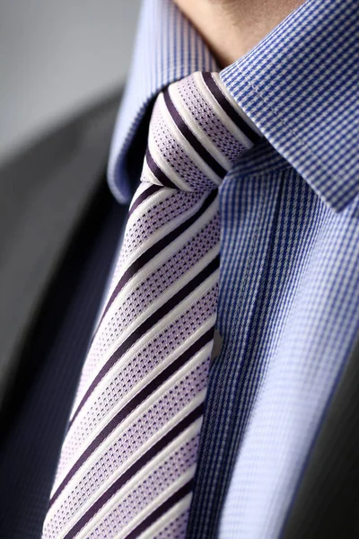 Homem de negócios em terno preto set tie closeup — Fotografia de Stock