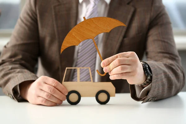 Geschäftsmann im Anzug mit Regenschirm — Stockfoto