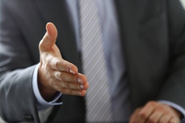 Takım elbiseli adam ve vermek el Merhaba olarak bağla
