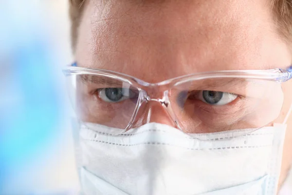 Portret lekarza chirurga młody chemik wygląda — Zdjęcie stockowe