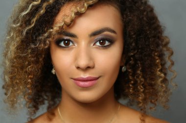 Büyük yüz portre ile güzel bir siyah kadın