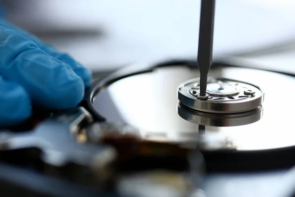 Mannenhand Reparateur Blauw Handschoenen Ontmantelt Gespecialiseerde Professionele Schroevendraaier Harde Schijf — Stockfoto