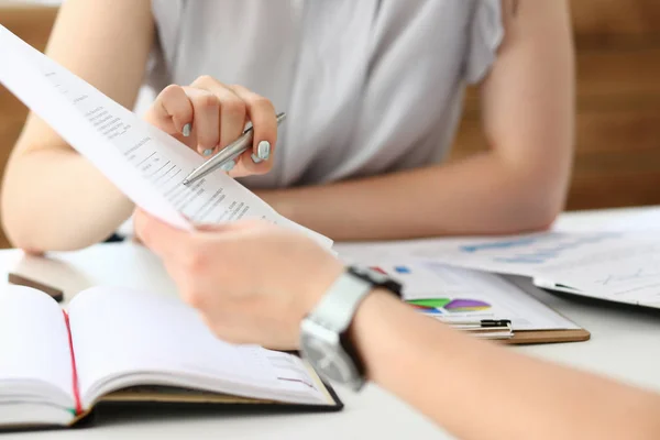 Grupo de personas deliberan sobre el problema con — Foto de Stock