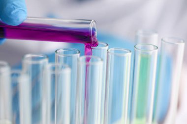 Erkek kimyager tüp cam içinde Merhaba tutar