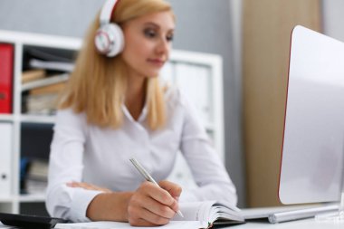 Güzel kız öğrencinin elinde kalem tutun