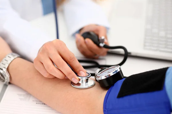 Kadın doktor silah olun doktor yordamı portre