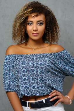 Güzel siyah kadın portre. Gri bir değer