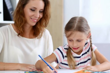 Sarışın küçük kız bir şey kol karakalem içinde tutun