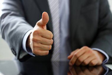 Erkek Tamam gösterilen el veya parmak işaretiyle onaylamak