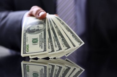 Erkek takım elbise ve kravat tutun Kol sürüsü içinde yüz