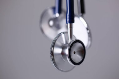 Gri arka planı portre üzerinde yalan stetoskop kafa