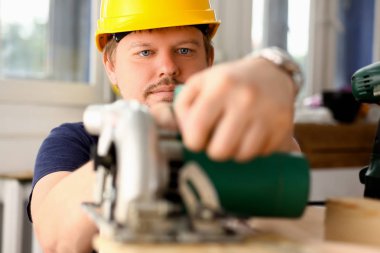 Elektrik kullanarak alt portre gördüm. El ile iş işyeri DIY ilham geliştirme tamir dükkanı sarı kask kask sanayi başlangıç fikir endüstriyel eğitim meslek kariyer kavramı