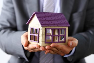 Takım elbiseli adam ve silah ile kapak kravat küçük oyuncak ev