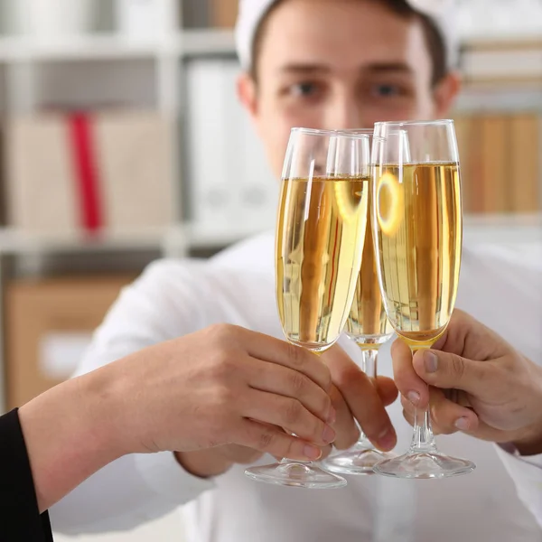 Un grupo de empresarios celebrando la Navidad — Foto de Stock