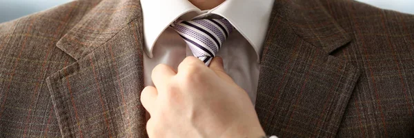 남성 팔 갈색 양복에 넥타이 근접 촬영 설정 — 스톡 사진