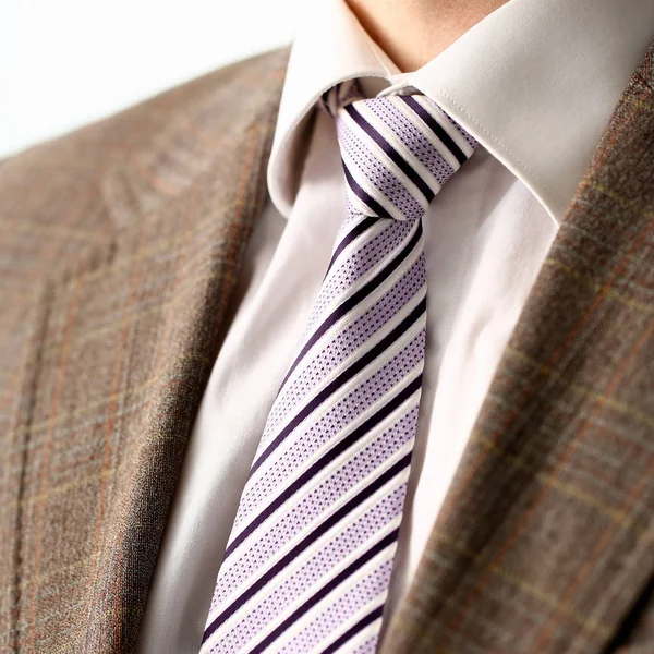 Mužské paže v hnědý oblek set kravata closeup — Stock fotografie