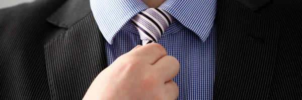 Ramię mężczyzna w brązowym garniturze zbliżenie zestaw krawat — Zdjęcie stockowe