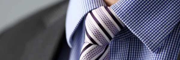Obchodní muž v černém obleku set kravata closeup — Stock fotografie