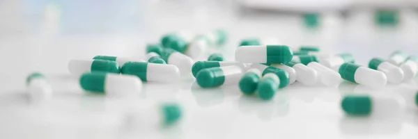 Comprimés dispersés couleur blanche sur la table de produits pharmaceutiques — Photo
