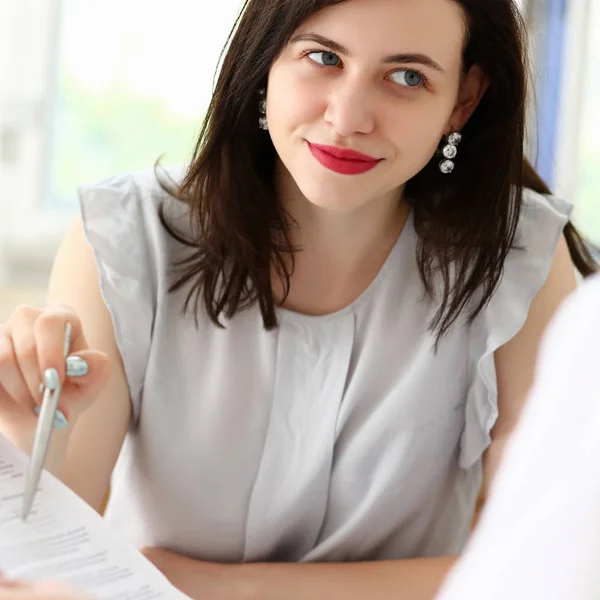 Mulher bonita retrato no local de trabalho examinando — Fotografia de Stock