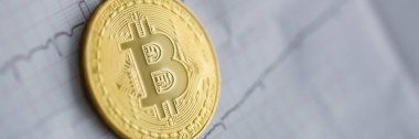 Bitcoin yaşıyor. Bir kağıt üzerinde altın sikke yalan
