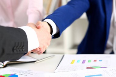 Takım elbiseli adam Merhaba ofis portre olarak el sallamak