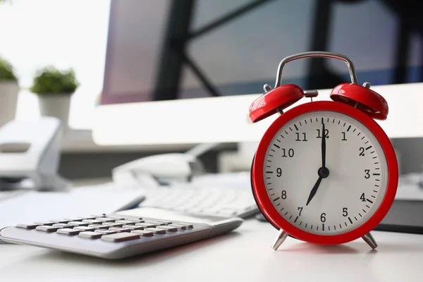 Reloj despertador rojo a las ocho de la mañana —  Fotos de Stock