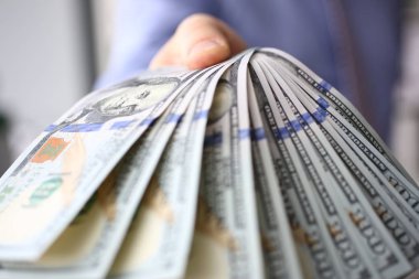 Erkek takım elbise ve kravat tutun Kol sürüsü içinde yüz