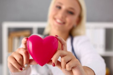 Güzel sarışın kadın doktor ambarda gülümseyen