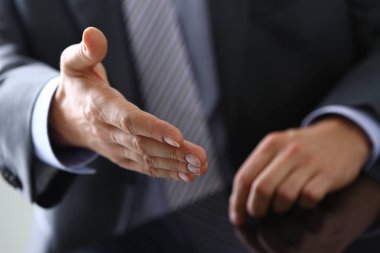 Takım elbiseli adam ve vermek el Merhaba olarak bağla