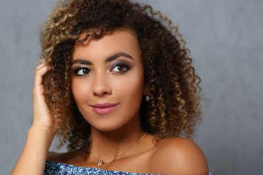 Güzel siyah kadın portre. Gri bir değer