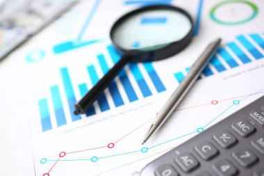 Gümüş hesap makinesi ve Pano mali istatistikler