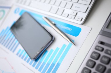 Gümüş hesap makinesi ve Pano mali istatistikler