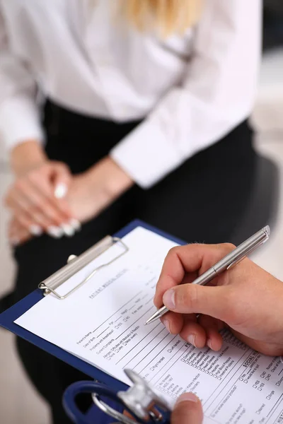 Männliche Arzt Arm halten silbernen Stift Füllung Patient — Stockfoto