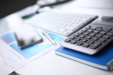 Gümüş hesap makinesi ve Pano mali istatistikler