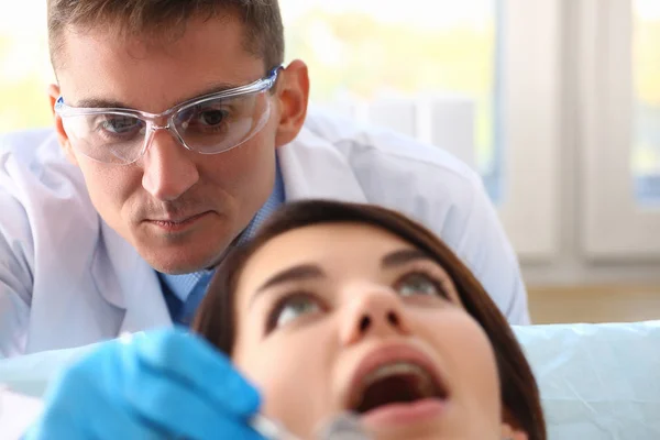 En kvinna i receptionen på manliga tandläkare — Stockfoto