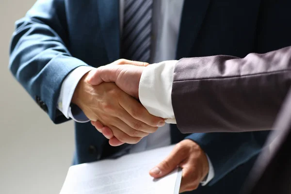 Takım elbiseli adam Merhaba ofis portre olarak el sallamak