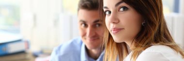 Bir grup insan tartışmak işyerinde finansal sonuçlar
