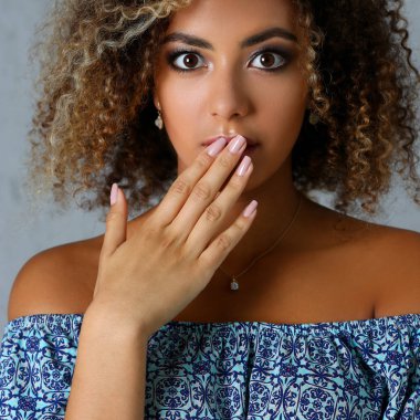 Güzel siyah kadın portre. O açılır