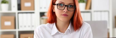 İş kadın Kızıl saçlı ofis portre tablo oturmak