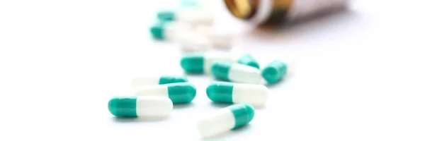 Pile de pilules vertes et blanches disposées pour disperser — Photo
