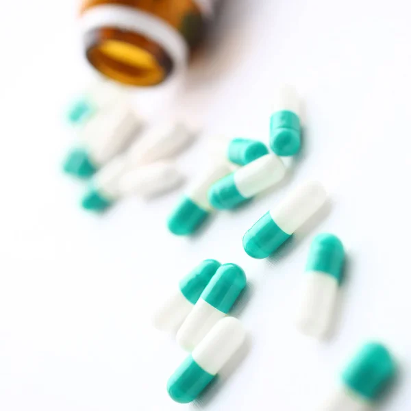 Pile de pilules vertes et blanches disposées pour disperser — Photo
