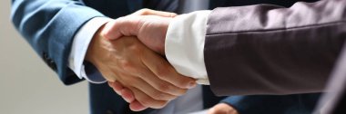 Takım elbiseli adam Merhaba ofis portre olarak el sallamak