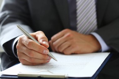Takım elbiseli erkek kol ve kravat dolgu formu pedlere tutturuldu