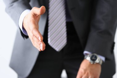 Takım elbiseli adam ve ofis portre Merhaba olarak vermek el bağlamak