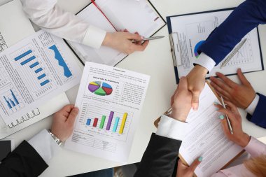 Takım elbiseli adam Merhaba ofis portre olarak el sallamak