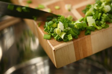 Cook bıçak elinde tutan ve üzerinde kesim kesim