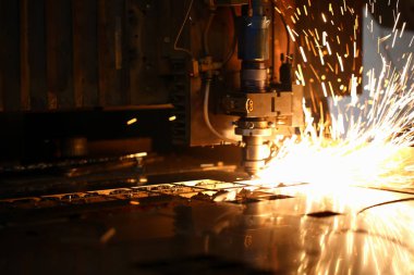 Kıvılcımlar metal işleme için makine başını uçurur